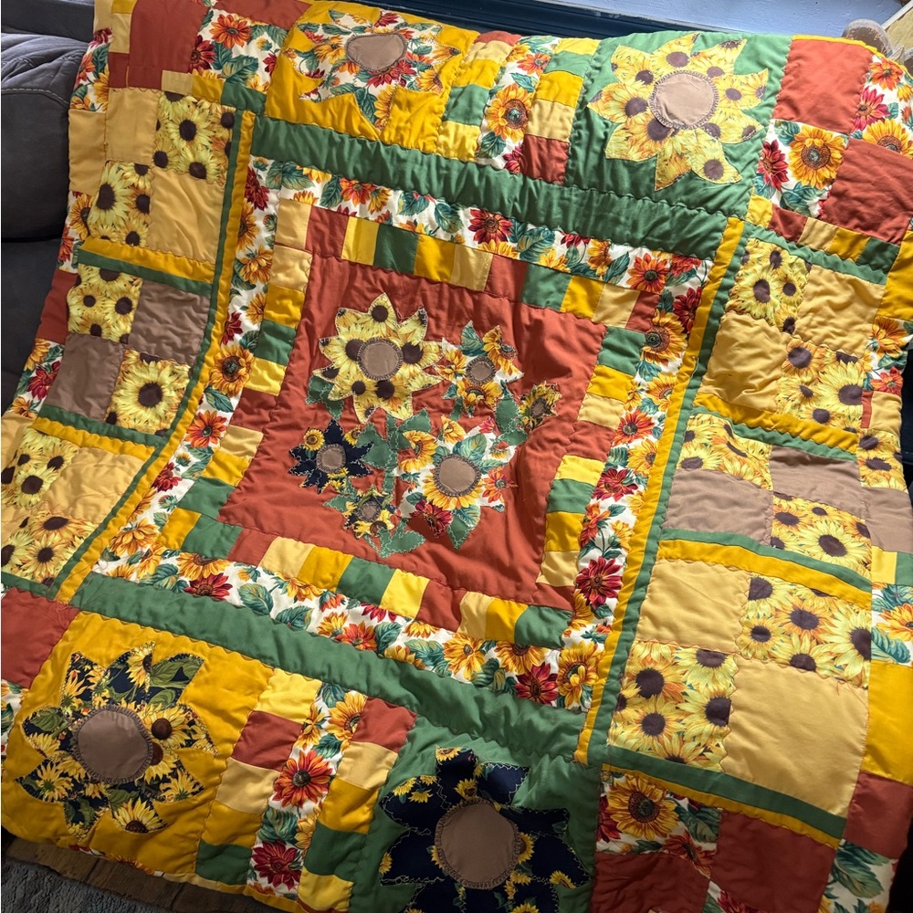 Lap/throw quilt appliqué approx 52x55